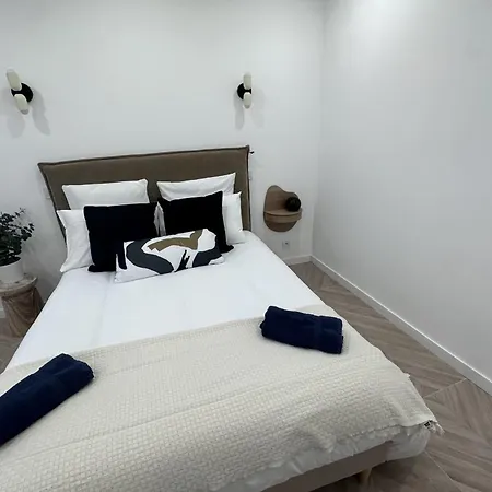 Apartment T2 For Two In The 8th - *