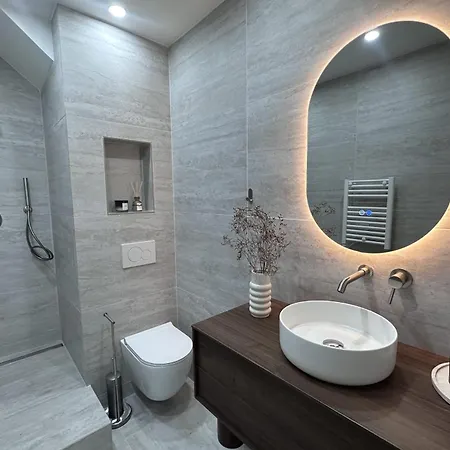 Apartment T2 For Two In The 8th -