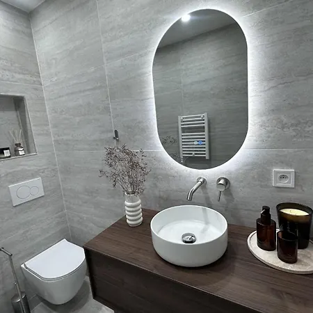 Apartment T2 For Two In The 8th - *